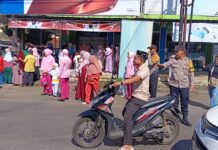 Bentuk Kepedulian di Bulan Ramadhan, Bhayangkari Bagikan Takjil dengan Pengamanan Polsek Ciawigebang
