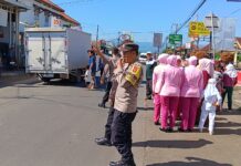 Pengamanan Humanis Polsek Ciawigebang Saat Bhayangkari Cabang Kuningan Bagikan Takjil di Jalan Raya Siliwangi Ciawigebang