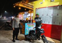 Polsek Ciawigebang Patroli Malam Hari Sambangi Pedagang Keliling di Desa Sidaraja