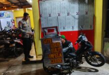 Polsek Ciawigebang Patroli KRYD di Desa Sidaraja, Sampaikan Himbauan Kamtibmas kepada Pedagang Keliling