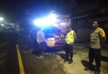 Kapolsek Mandirancan Kendalikan Akses Masuk di Simpang Tiga Fajar, Tutup Celah Kriminalitas Malam Minggu