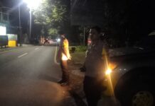 Kapolsek Mandirancan Kendalikan Titik Rawan Dini Hari, Komplek Griya Pejaten Aman Terkendali