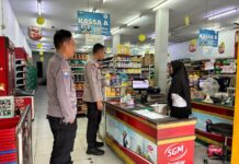 Tingkatkan Kamtibmas, Patroli Siang Polsek Mandirancan Sambangi Toserba Fajar
