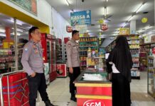Cegah Kriminalitas dan Gangguan Kamtibmas. Patroli Siang Polsek Mandirancan di Toserba Fajar