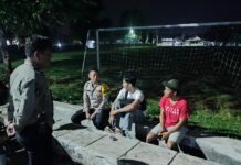 Ka SPKT 1 Polsek Mandirancan Ajak Remaja di Lapang Bola Jaga Ketertiban dan Keamanan