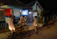 Ka SPKT 1 Polsek Mandirancan Sambangi Pos Ronda, Ajak Warga Tingkatkan Ronda Malam