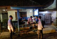Patroli Malam Ka SPKT 1 Polsek Mandirancan di Dusun Wage, Edukasi Warga Jaga Lingkungan