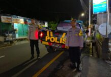 Patroli Malam Ka SPKT 1 Polsek Mandirancan, Warga Diminta Tetap Tenang dan Waspada