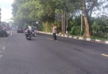 Anggota Polsek Kramatmulya Laksanakan Ph Pagi Tekankan Keselamatan Warga di Simpang Tiga Desa Cilowa