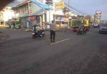 Anggota Polsek Kramatmulya Laksanakan Ph Pagi Tekankan Keselamatan Warga di Simpang Tiga Desa Kalapagunung