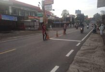 Anggota Polsek Kramatmulya Laksanakan Ph Pagi Tekankan Keselamatan Warga di Depan SMPN 1 Kramatmulya