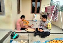 Kawal Ketahanan Pangan, Bhabinkamtibmas Polsek Mandirancan Blusukan ke Penjemuran Jagung Warga