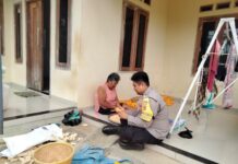 Di Bawah Terik Matahari, Bhabinkamtibmas Polsek Mandirancan Larut dalam Kebersamaan Memipil Jagung Warga