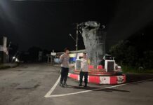 Pantau Nadi Jalanan Dini Hari, Polsek Mandirancan Amankan Arus Lalin di Simpang Tiga Pusat Gadai