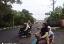 Anggota Samapta Polsek Kramatmulya Laksanakan Ph Pagi Tekankan Keselamatan Warga di Simpang Tiga Desa Cilowa