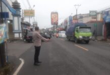 Bhabinkamtibmas Polsek Kramatmulya Laksanakan Ph Pagi Tekankan Keselamatan Warga di Simpang Tiga Desa Kalapagunung