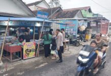 Kanit Binmas Laksanakan Patroli Siang Jaga Keamanan di Wilayah Hukum Polsek Kramatmulya Sambangi Pedagang di Pasar Kramatmulya