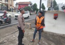 Ba Samapta Laksanakan Patroli Siang Jaga Keamanan di Wilayah Hukum Polsek Kramatmulya Sambangi Juru Parkir RM. Bebek Rakyat
