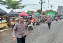 Guna mencegah Kemacetan di titik keramaian, Polsek Luragung melaksanakan giat Pengaturan Lalu Lintas menjelang sore / ngabuburit, di wilayah Kec. Luragung – Cimahi.