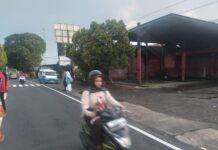 Kanit Binmas Polsek Kramatmulya Laksanakan Ph Pagi Tekankan Keselamatan Warga di Depan SMPN 1 Kramatmulya