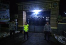 Amanah Penjaga Aset Negara, Kapolsek Mandirancan AKP Atang Mulyana Sambangi Sekolah di Malam Jum’at Demi Keamanan