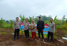 Dukung Program Polres Kuningan, Kapolsek Mandirancan Pimpin Penanaman Jagung di Dusun Karya Raharja
