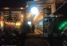 Polsek Kramatmulya Rutin Laksanakan Patroli Malam Hari Jaga Harkamtibmas Sambangi Kedai Sikiting Desa Cilaja