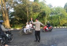 Anggota Polsek Kramatmulya Laksanakan Ph Pagi Tekankan Keselamatan Warga di Simpang Tiga Desa Cilowa