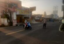 Bhabinkamtibmas Polsek Kramatmulya Laksanakan Ph Pagi Tekankan Keselamatan Warga di Simpang Tiga Desa Kalapagunung