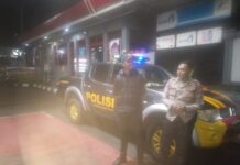 Piket Polsek Kramatmulya Rutin Laksanakan Patroli Malam Hari Jaga Harkamtibmas Sambangi Security SPBU Desa Cilowa