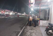 Piket Polsek Kramatmulya Rutin Laksanakan Patroli Malam Hari Jaga Harkamtibmas Sambangi Ojeg Pangkalan Pasar Kramatmulya