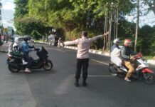 Piket Polsek Kramatmulya Laksanakan Ph Pagi Tekankan Keselamatan Warga di Simpang Tiga Desa Cilowa