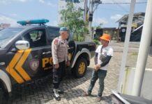 Anggota Piket Polsek Kramatmulya Laksanakan Patroli Siang Jaga Keamanan di Wilayah Hukum Polsek Kramatmulya Sambangi Juru Parkir Alfamart Desa Cilaja