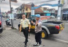 Anggota Piket Polsek Kramatmulya Laksanakan Patroli Siang Jaga Keamanan di Wilayah Hukum Polsek Kramatmulya Sambangi Security Bank BRI Unit Kramatmulya