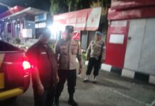 Anggota Piket Polsek Kramatmulya Rutin Laksanakan Patroli Malam Hari Jaga Harkamtibmas Sambangi Security SPBU Desa Cilowa