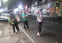 Anggota Piket Polsek Kramatmulya Rutin Laksanakan Patroli Malam Hari Jaga Harkamtibmas Sambangi Warga Desa Kalapagunung