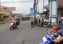 Anggota Piket Polsek Kramatmulya Laksanakan Ph Pagi Tekankan Keselamatan Warga di Simpang Tiga Desa Kalapagunung