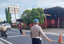 Anggota Piket Polsek Kramatmulya Laksanakan Ph Pagi Tekankan Keselamatan Warga di Depan SMPN 1 Kramatmulya