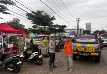 Guna mencegah Kemacetan di titik keramaian, Polsek Luragung melaksanakan giat Pengaturan Lalu Lintas menjelang sore / ngabuburit, di wilayah Kec. Luragung – Cimahi.