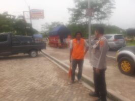 Patroli Siang Polsek Kramatmulya Jaga Keamanan di Wilayah Hukum Polsek Kramatmulya Sambangi Juru Parkir Alfamart Desa Cilaja