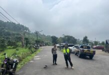 personil polsek cigugur patroli dialogis monitoring cafe botanika , sosialisasi call centre polri