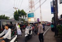 Bhabinkamtibmas Polsek Cigugur laksanakan pengaturan lalu lintas di pertigaan cipari guna tercipta kamseltibcarlantas