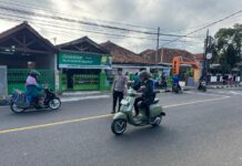 Bhabinkamtibmas Polsek Cigugur laksanakan pengaturan lalu lintas di sman 1 cigugur guna tercipta kamseltibcarlantas