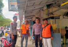 PATROLI POLSEK LURAGUNG INGATKAN JURU PARKIR AGAR SELALU WASPADA TERJADINYA CURANMOR DALAM BEKERJA