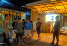 ANGGOTA POLSEK LURAGUNG BERIKAN HIMBAUAN KAMTIBMAS KEPADA ANAK MUDA YANG MASIH NONGKRONG PADA MALAM HARI
