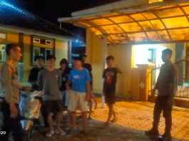 ANGGOTA POLSEK LURAGUNG BERIKAN HIMBAUAN KAMTIBMAS KEPADA ANAK MUDA YANG MASIH NONGKRONG PADA MALAM HARI