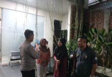 Ps Kanit Binmas Polsek Ciwaru Berikan Edukasi Kamtibmas Saat Patroli Malam