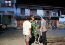 Sinergitas Polri dan TNI, Ps Kanit Propam Polsek Ciwaru Bersama Babinsa Jaga Kamtibmas