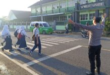 Prioritaskan Keselamatan Pelajar dan Pengguna Jalan, Polsek Kadugede Optimalkan PH Pagi di Titik Strategis