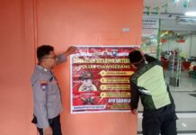 Bhabinkamtibmas Desa Kadurama Pasang Spanduk Himbauan Kamtibmas, Ajak Warga Tingkatkan Keamanan